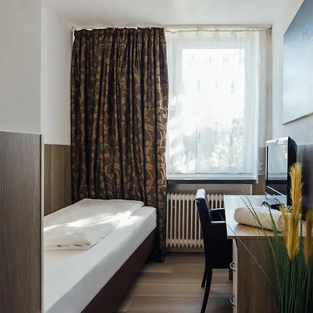 Hanseat Hotel *