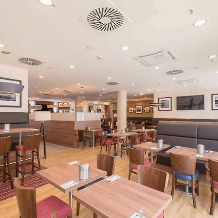 Hotel Hampton By Hilton Centre 3*