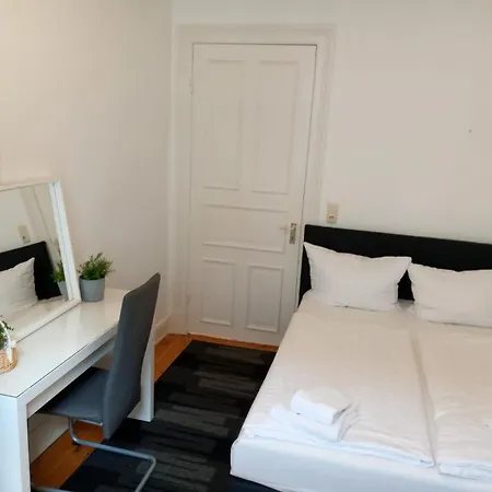 Apartment Center 8 *