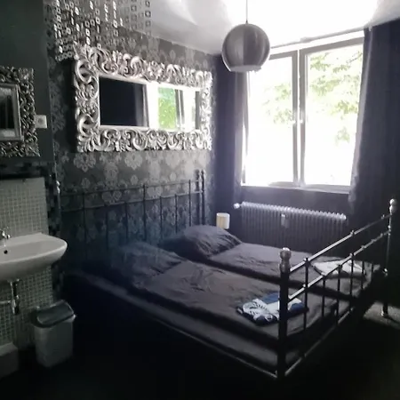 Kiezbude Hostel *