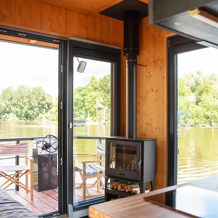 Botel Tiny-hausboot Likedeeler Mit Dachterasse Und Kamin Hamburg