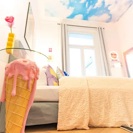 Retropop Design , Designerzimmer Fuer Je 2 Personen, Lage, Wifi