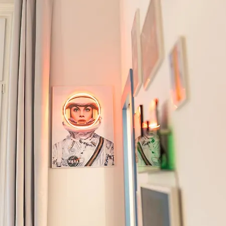 Retropop Design , Designerzimmer Fuer Je 2 Personen, Lage, Wifi アパートホテル