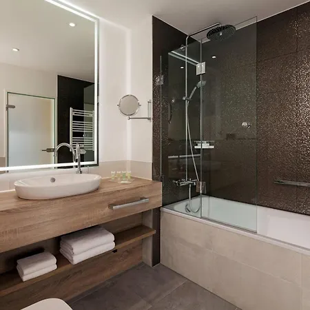 Courtyard By Marriott Airport