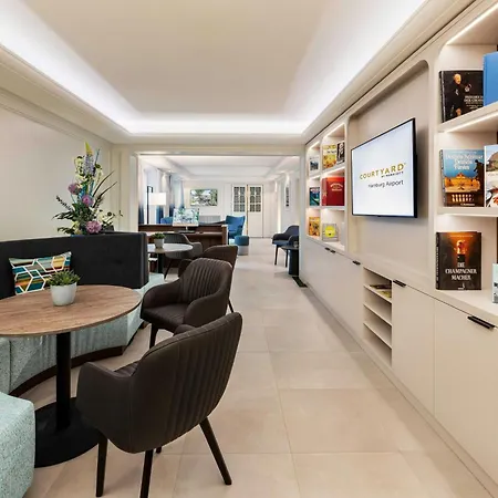 Courtyard By Marriott Airport