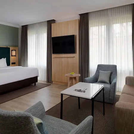 Hotel Courtyard By Marriott Airport