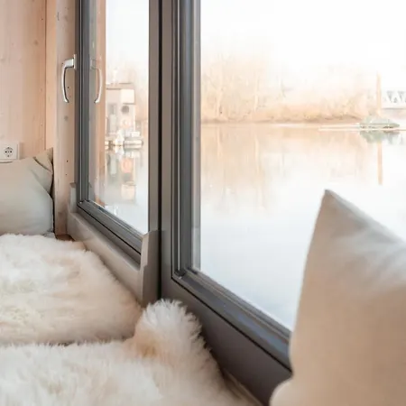 Botel Wohnlich, Hochwertig - Hausboot Petite Mit Kamin *