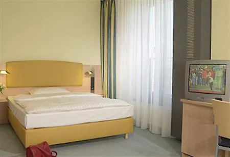 Intercityhotel Hauptbahnhof מלון