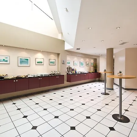 Hotel Leonardo Airport 4*