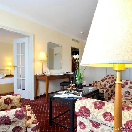 Hotel Courtyard By Marriott Airport