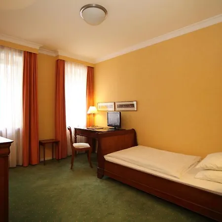 Alster-hof 3*