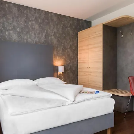 Signature East 3*
