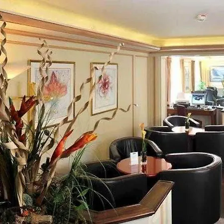 Courtyard By Marriott Airport Hotel